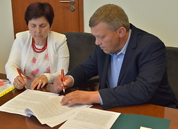 przedstawiciele gminy Leoncin podpisują umowę