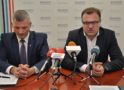 Rafał Rajkowski członek zarządu województwa mazowieckiego i Radosław Witkowski prezydent Radomia podczas konferencji prasowej