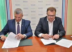 Rafał Rajkowski członek zarządu województwa mazowieckiego i Radosław Witkowski prezydent Radomia podpisują umowę w ramach RPO WM 2014-2020