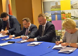 Umowę podpisują przedstawiciele gminy Dąbrówka