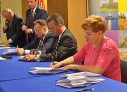 Umowę podpisują przedstawiciele gminy Górzno