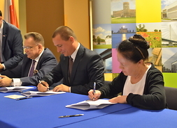 Umowę podpisują przedstawiciele gminy Starchówka