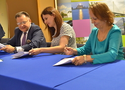 Umowę podpisują przedstawiciele miasta Łaskarzew
