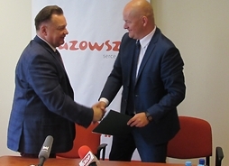 Marszałek Adam Struzik Wręcza umowę prezydentowi Andrzejowi Nowakowskiemu