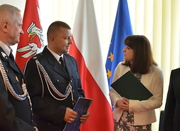 wicemarszałek Janina Ewa Orzełowska gratuluje strażakowi miesiąca maja