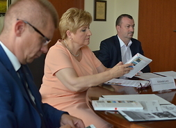 Członek zarządu województwa mazowieckiego Elżbieta Lanc prezentuje przewodnik turystyczny