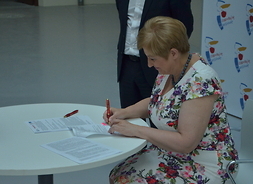 Elżbieta Lanc członek zarządu województwa mazowieckiego podpisuje umowę
