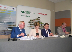 Beneficjanci z subregionu siedleckiego popdisują umowy na dofinansowanie dróg lokalnych fot. 3