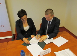 Podpisanie umowy na dofinansowanie e-usług w MODR fot. 2