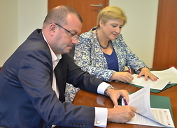 Wicemarszałek Wiesław Raboszuk i Elżbieta Lanc członek zarządu województwa mazowieckiego podpisują umowę