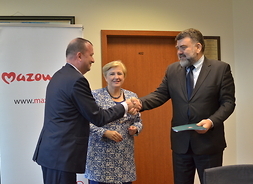 Wicemarszałek Wiesław Raboszuk gratuluje dyrektorowi Krzysztofowi Romanowskiemu