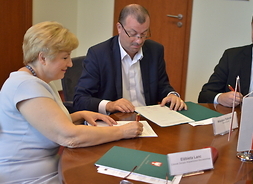 Umowę podpisują członkowie zarządu Wiesław Raboszuk i Elżbieta Lanc