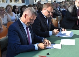 Od lewej Rafał Rajkowski członek zarządu województwa mazowieckiego i Radosław Witkowski prezydent Radomia podpisują umowy