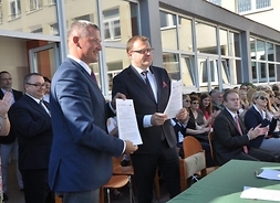 Od lewej Rafał Rajkowski członek zarządu województwa mazowieckiego i Radosław Witkowski prezydent Radomia prezentują umowy