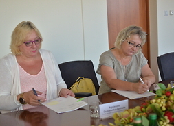 Umowę podpisują członek zarządu Elżbieta Lanc i wicemarszałek Wiesław Raboszuk