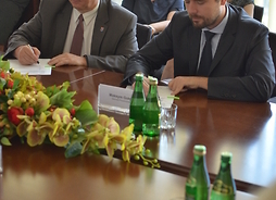 umowę podpisują przedstawiciele powiatu pruszkowskiego