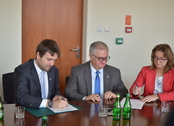 Przedstawiciele powiatu pruszkowskiego podpisują umowę