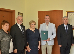 Przedstawiciele powiatu wołomińskiego wraz z przedstawicielami zarządu województwa mazowieckiego prezentują umowę
