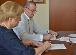 Od lewej członek zarządu Elżbieta Lanc i wicemarszałek Wiesław Raboszuk podpisują umowy