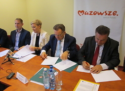 Dyrektor Wojewódzkiego Szpitala Zespolonego w Płocku podpisuje umowę