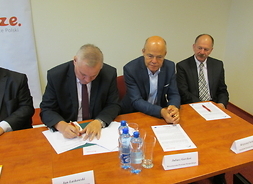 Przedstawiciele powiatu sierpeckiego podpisują umowę