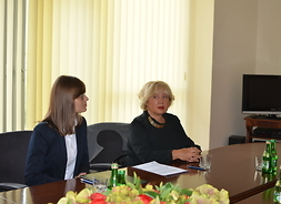 Od lewej siedzą Małgorzata Zimna z Centrum Medycznego WUM, Ewa Trzepla prezes Centrum Medycznego WUM