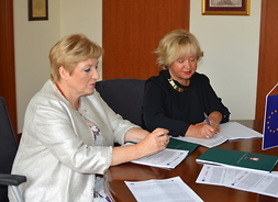 Od lewej Elżbieta Lanc członek zarządu województwa mazowieckiego i Ewa Trzepla prezes Centrum Medycznego WUM podpisują umowę