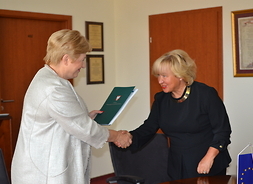 Elżbieta Lanc członek zarządu województwa mazowieckiego gratuluje prezes Centrum Medycznego WUM Ewie Trzepli podpisanej umowy