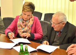 Przedstawiciele powiatu łosickiego podpisują umowę na scalanie gruntów