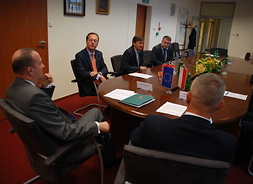 Przedstawiciele samorządu województwa mazowieckiego i beneficjenci rozmawiają przy stole o projektach