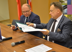 Wojewoda Zdzisław Sipiera i marszałek Adam Struzik podpisują umowę