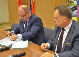 Wojewoda Zdzisław Sipiera i marszałek Adam Struzik podpisują umowę