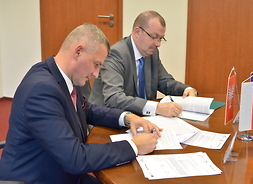 Przedstawiciele samorządu województwa podpisują umowę