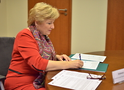 Członek zarządu województwa mazowieckiego Elżbieta Lanc podpisuje umowę