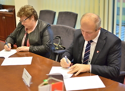Przedstawiciele gminy Warka podpisują umowę