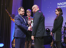 Nagrodę odbiera rodzina Jana Krajewskiego