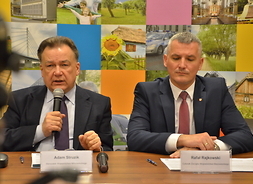 Od lewej siedzą marszałek Adam Struzik i Rafał Rajkowski członek zarządu województwa mazowieckiego