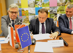 Przedstawiciele samorządu województwa i Kolei Mazowieckich podpisują umowę