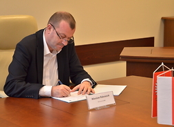 wicemaszałek Wiesław Raboszuk podpisuje umowę