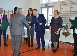 Marszałek gratuluje wyróżnionemu pracownikowi szpitala w Garwolinie