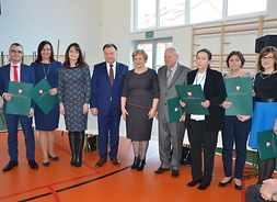 Wsplne zdjęcie członków zarządu województwa mazowieckiego i wyróżnionych pracowników szpitala w Garwolinie