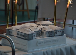Tort w kształcie budynku szkolno-szpitalnego