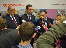 Posłowie Piotr Zgorzelski, Władysław Kosiniak-Kamysz oraz marszałek Adam Struzik odpowiadają na pytania dziennikarzy