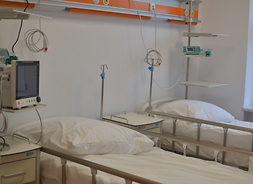 sala szpitalna z dwoma łóżkami