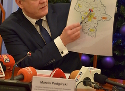 dyrektor Marcin Podgórski prezentuje mapy smogowe