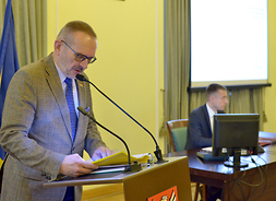 skarbnik Marek Miesztalski prezentuje budżet