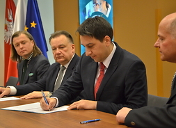 umowę podpisuja beneficjenci z gminy Jabłonna