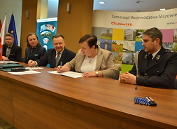 umowę podpisuja beneficjenci z gminy Sońsk