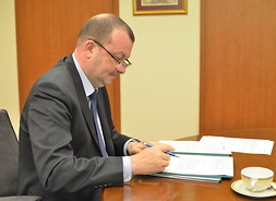 wicemarszałek Wiesław Raboszuk  podpisuje umowę