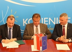 Wicemarszałek Wiesław Raboszuk (po lewej) podpisuje umowę